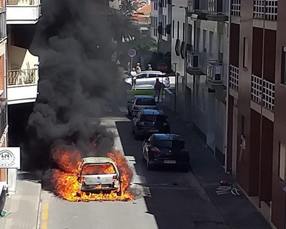 Viatura incendeia-se quando seguia em marcha num arruamento da praia da Barra.  Viatura incendeia-se quando seguia em marcha num arruamento da praia da Barra.