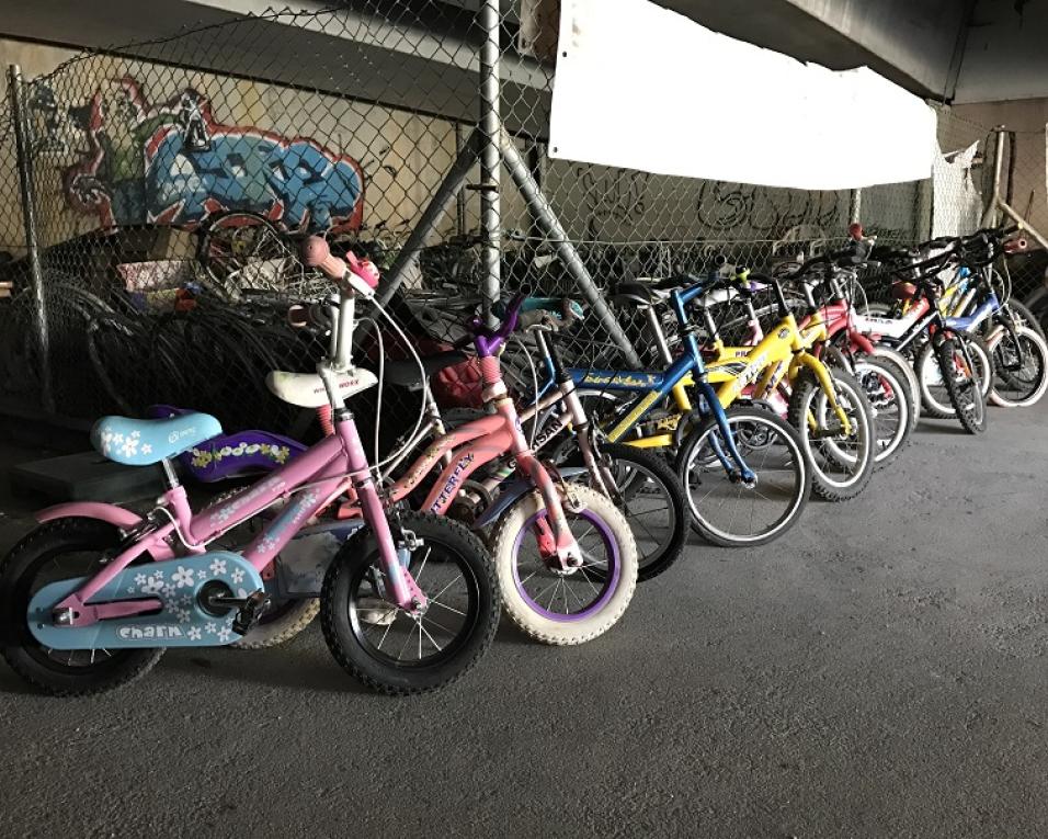 Ciclaveiro recolhe bicicletas para reabilitar e oferecer. Ciclaveiro recolhe bicicletas para reabilitar e oferecer.