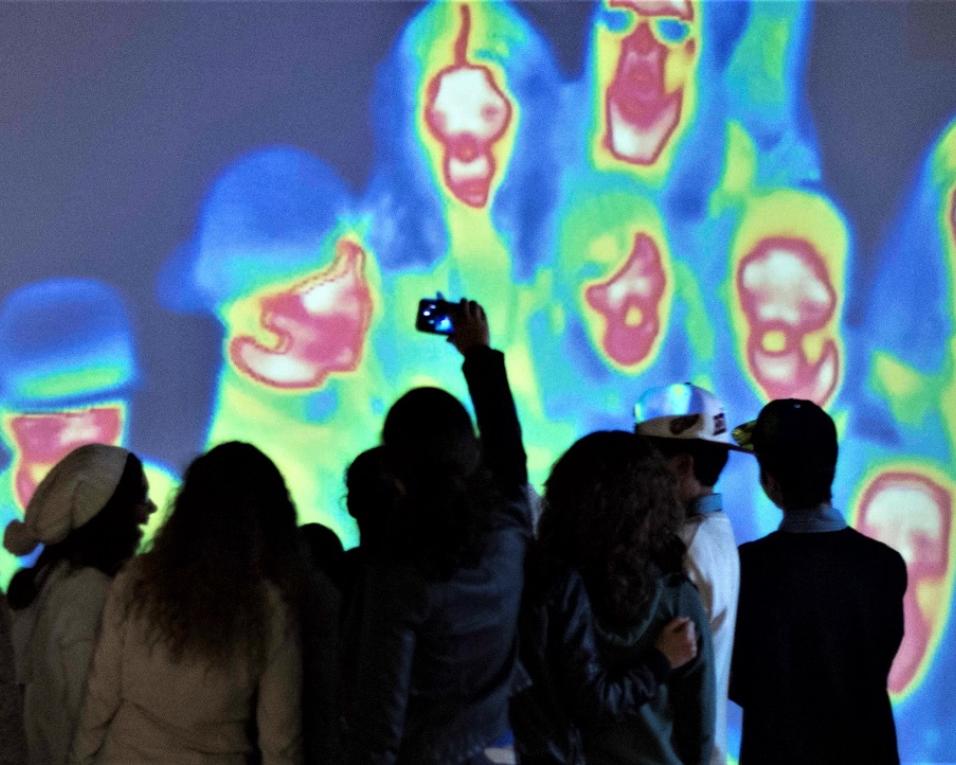 Astrónomo em café de ciência sobre o universo. Astrónomo em café de ciência sobre o universo.