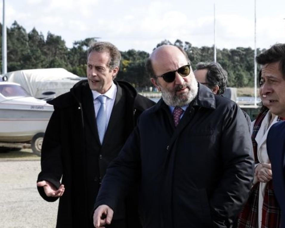 Ministro do Ambiente considera intervenção na ria de Aveiro a mais relevante no litoral. Ministro do Ambiente considera intervenção na ria de Aveiro a mais relevante no litoral.