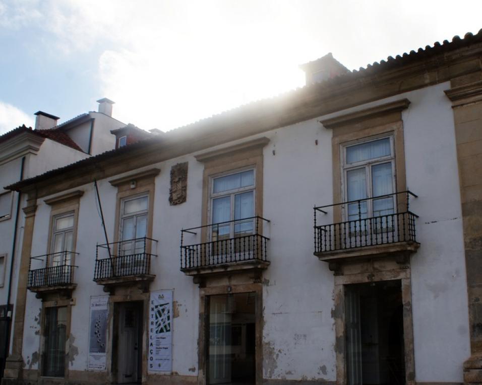 Madina Sinashina assina a exposição de pintura “RiaLidades e outros frutos da imaginação” Madina Sinashina assina a exposição de pintura “RiaLidades e outros frutos da imaginação”