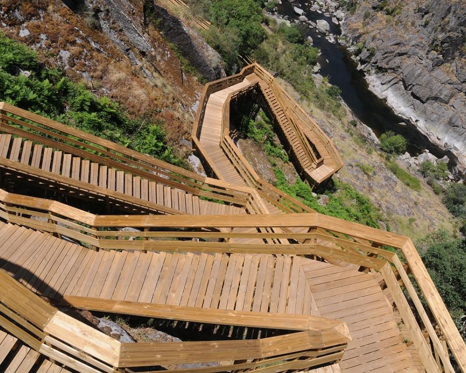 Passadiços do Paiva ganham prémio para Melhor Projeto Europeu de Desenvolvimento Turístico e Melhor Atração Europeia de Turismo de Aventura. Passadiços do Paiva ganham prémio para Melhor Projeto Europeu de Desenvolvimento Turístico e Melhor Atração Europeia de Turismo de Aventura.