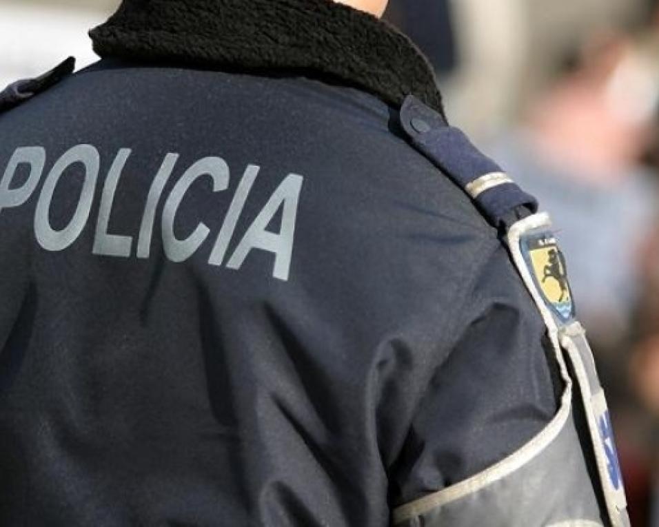 Aveiro: PSP deteve empresário por posse de arma proibida em caso associado a violência doméstica. Aveiro: PSP deteve empresário por posse de arma proibida em caso associado a violência doméstica.