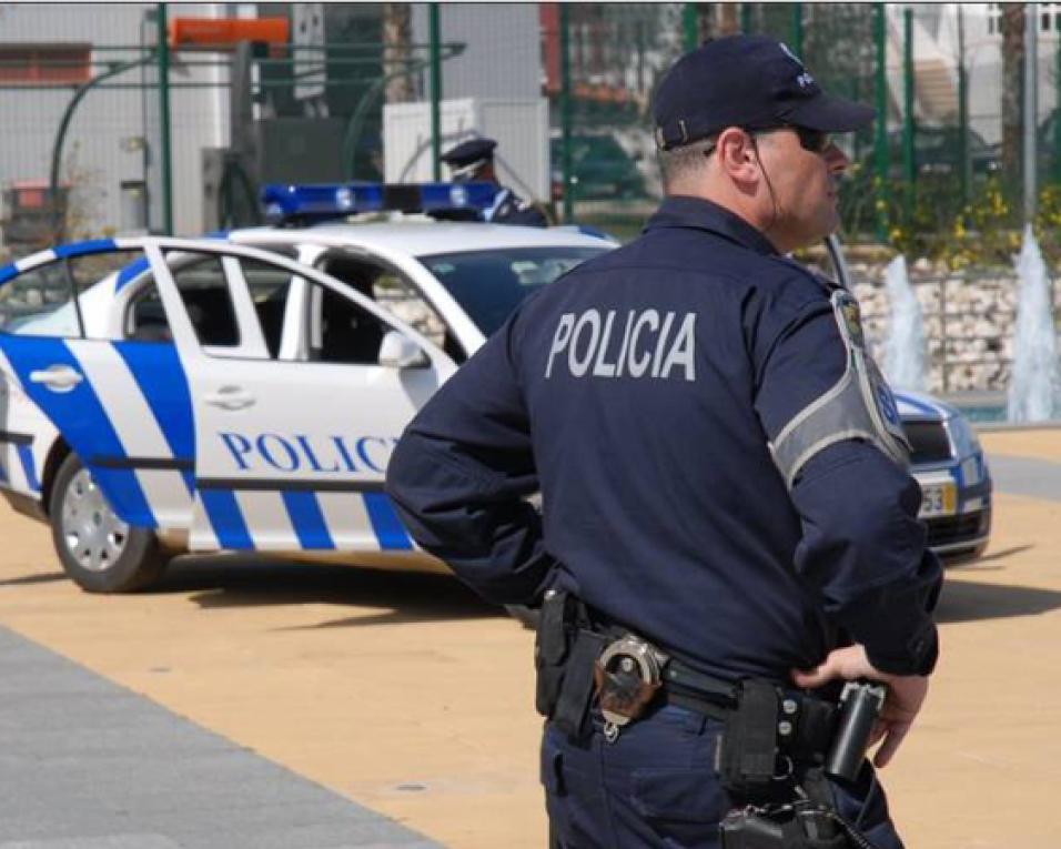 PSP: Detidos dois homens por suspeita de tráfico de estupefacientes e identificado um por posse ilegal de arma. PSP: Detidos dois homens por suspeita de tráfico de estupefacientes e identificado um por posse ilegal de arma.