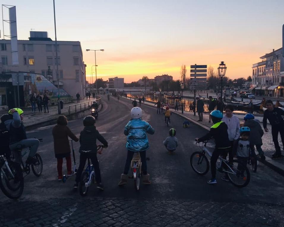 Cidadãos testaram rua Clube dos Galitos sem carros. Cidadãos testaram rua Clube dos Galitos sem carros.