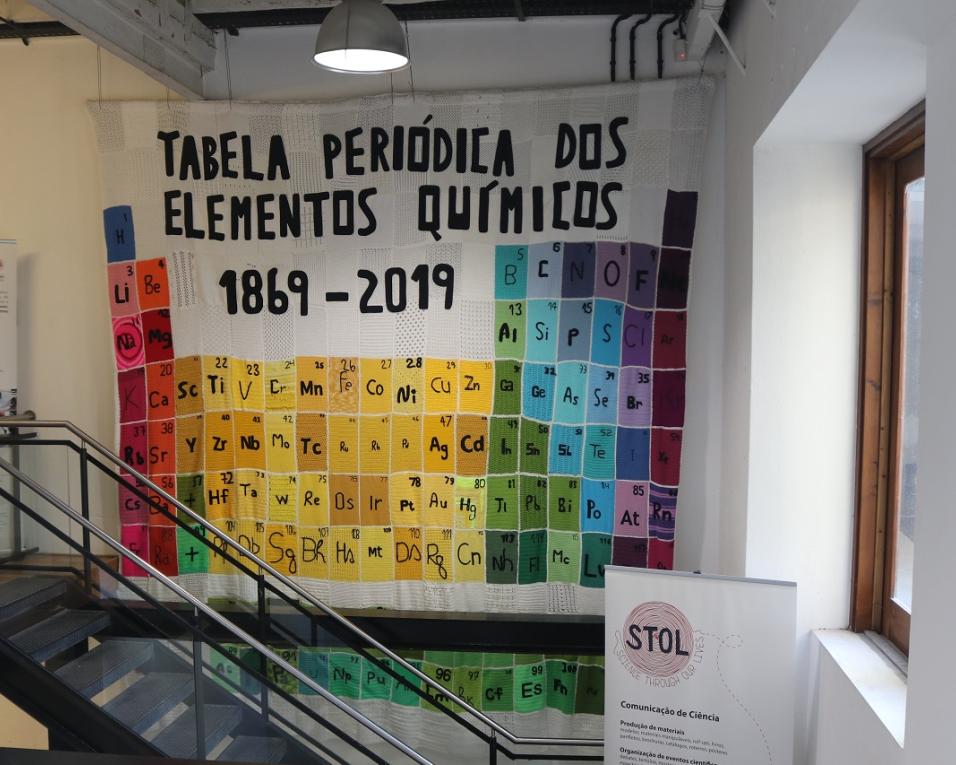 Aveiro acolhe Tabela Periódica colaborativa em croché feita por pessoas dos 5 continentes. Aveiro acolhe Tabela Periódica colaborativa em croché feita por pessoas dos 5 continentes.