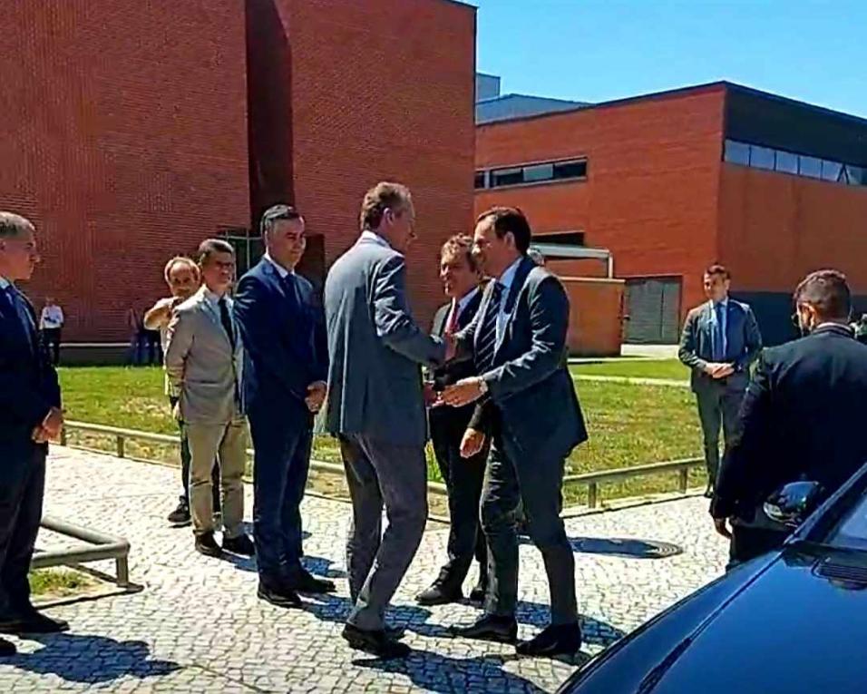 Edifícios da Nave Multiusos e do Centro Português de Ressonância Magnética Nuclear inaugurados em Aveiro pelo Primeiro-Ministro. Edifícios da Nave Multiusos e do Centro Português de Ressonância Magnética Nuclear inaugurados em Aveiro pelo Primeiro-Ministro.