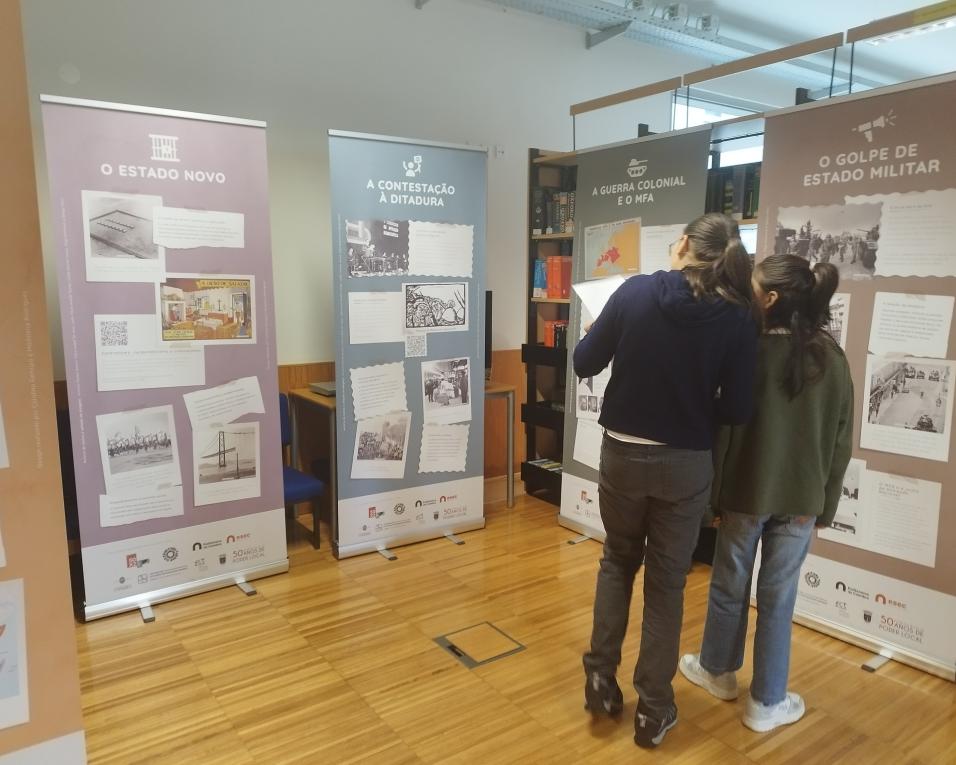 “25 de Abril: Rumo ao Cinquentenário” em itinerância pelas escolas. “25 de Abril: Rumo ao Cinquentenário” em itinerância pelas escolas.