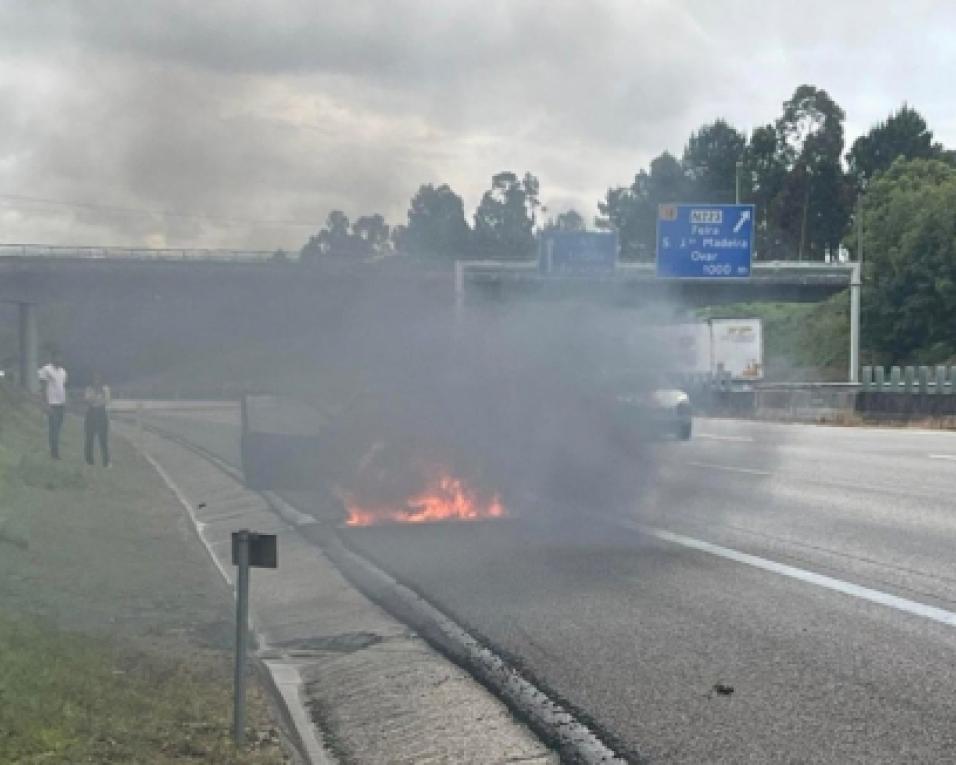 Carro completamente 'devorado' pelas chamas na A1 na zona de Santa Maria da Feira. Carro completamente 'devorado' pelas chamas na A1 na zona de Santa Maria da Feira.