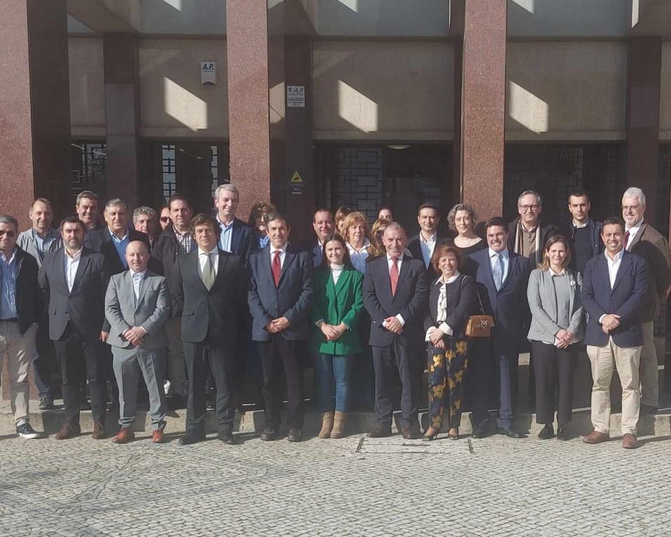 Legislativas 2024: AD entregou listas no Tribunal de Aveiro. Emídio Sousa confiante na 'corrida eleitoral' contra o candidato do PS a Primeiro Minstro. Legislativas 2024: AD entregou listas no Tribunal de Aveiro. Emídio Sousa confiante na 'corrida eleitoral' contra o candidato do PS a Primeiro Minstro.