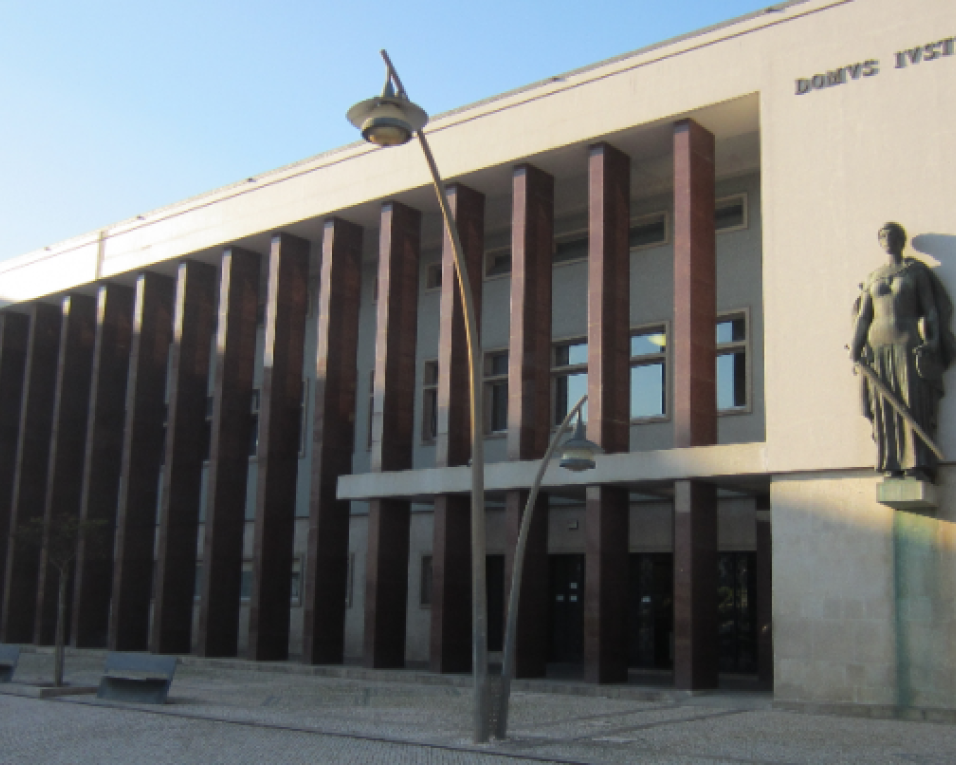 Tribunal de Aveiro: Adiado julgamento de esquema de gratificações na morgue de Aveiro. (notíciasdeaveiro) Tribunal de Aveiro: Adiado julgamento de esquema de gratificações na morgue de Aveiro. (notíciasdeaveiro)