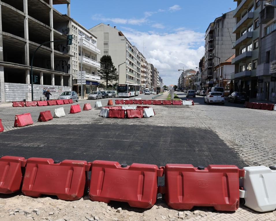 Reabre hoje ao trânsito automóvel a zona da 'Avenida-Praça', entre a Rotunda das Pontes e o edifício do antigo Banco de Portugal. Reabre hoje ao trânsito automóvel a zona da 'Avenida-Praça', entre a Rotunda das Pontes e o edifício do antigo Banco de Portugal.
