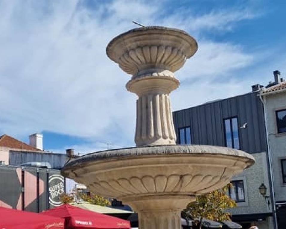 Jovem de 20 anos já foi identificado pela polícia pelos danos causados no Fontanário da Praça do Peixe. Jovem de 20 anos já foi identificado pela polícia pelos danos causados no Fontanário da Praça do Peixe.