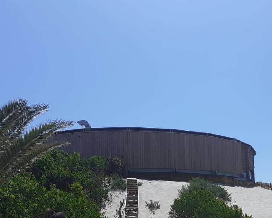 Ílhavo: Quercus estranha instalação de apoios de praia em cima das dunas. Ílhavo: Quercus estranha instalação de apoios de praia em cima das dunas.