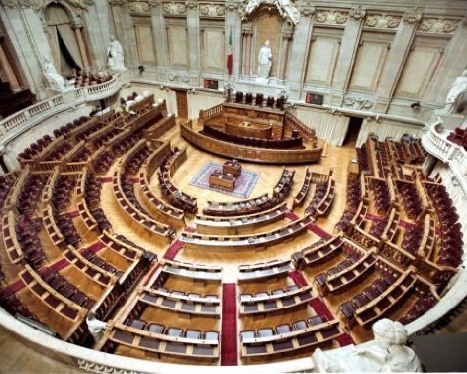 PCP leva ao Parlamento voto de solidariedade com a operária corticeira Cristina Tavares e trabalhadores alvo de repressão, assédio e violação de direitos. PCP leva ao Parlamento voto de solidariedade com a operária corticeira Cristina Tavares e trabalhadores alvo de repressão, assédio e violação de direitos.