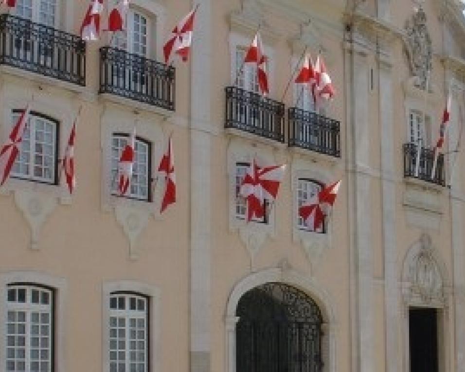 Aveiro: Autarquia investe na instalação de novos equipamentos de recolha de resíduos semienterrados. Aveiro: Autarquia investe na instalação de novos equipamentos de recolha de resíduos semienterrados.
