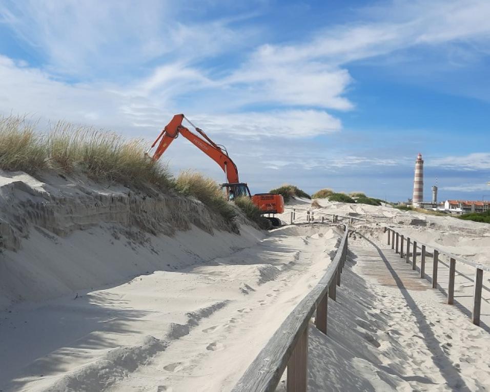 Quercus arrasa política de entidades públicas para a orla costeira. Quercus arrasa política de entidades públicas para a orla costeira.