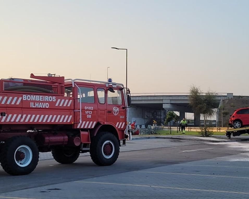 Ferido grave em capotamento à entrada da praia da Barra. Ferido grave em capotamento à entrada da praia da Barra.