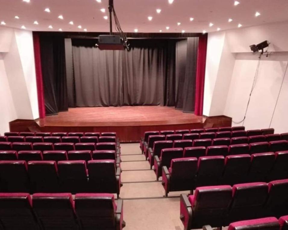 Comédia no palco do Centro de Educação e Recreio de Vagos com artistas vaguenses. Comédia no palco do Centro de Educação e Recreio de Vagos com artistas vaguenses.