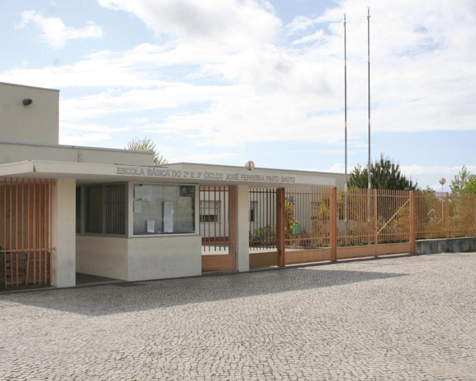 PCP de Ílhavo alerta para o restauro urgente de telhado de Escola local. PCP de Ílhavo alerta para o restauro urgente de telhado de Escola local.