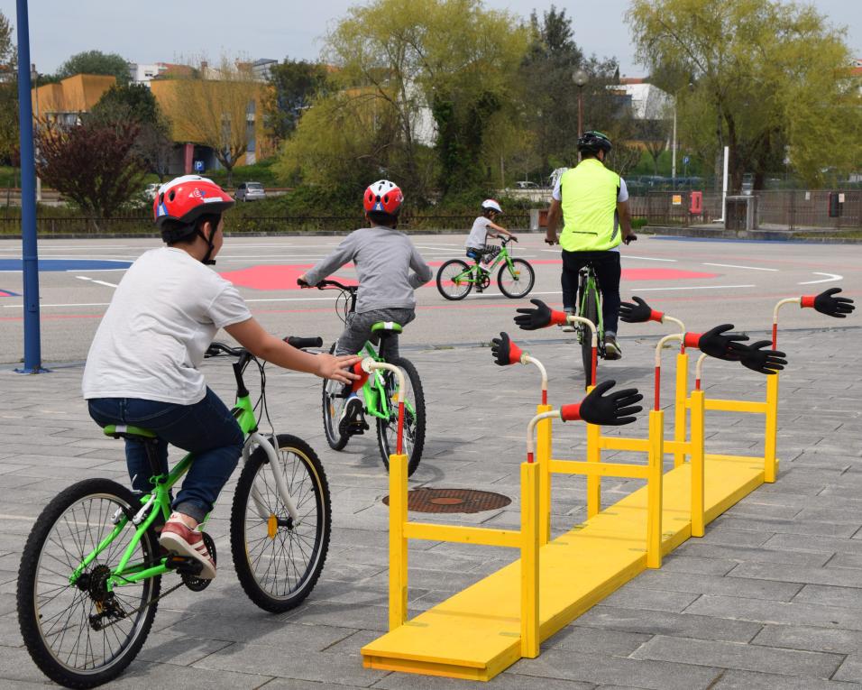 Município de Albergaria-a-Velha ensina crianças a utilizarem a bicicleta em segurança. Município de Albergaria-a-Velha ensina crianças a utilizarem a bicicleta em segurança.