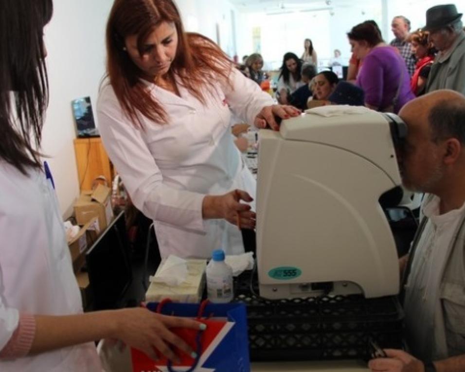 Estudantes de medicina dão consultas na Feira da Saúde. Estudantes de medicina dão consultas na Feira da Saúde.