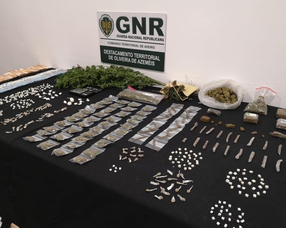 GNR de Aveiro e Porto – 14 detidos e rede de tráfico de estupefacientes desmantelada. GNR de Aveiro e Porto – 14 detidos e rede de tráfico de estupefacientes desmantelada.
