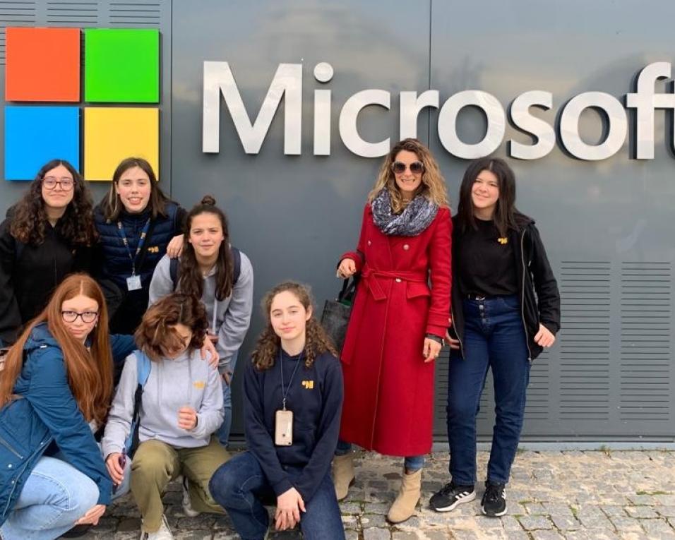 Alunas do IDL em programa que procura atrair mulheres para a tecnologia. Alunas do IDL em programa que procura atrair mulheres para a tecnologia.