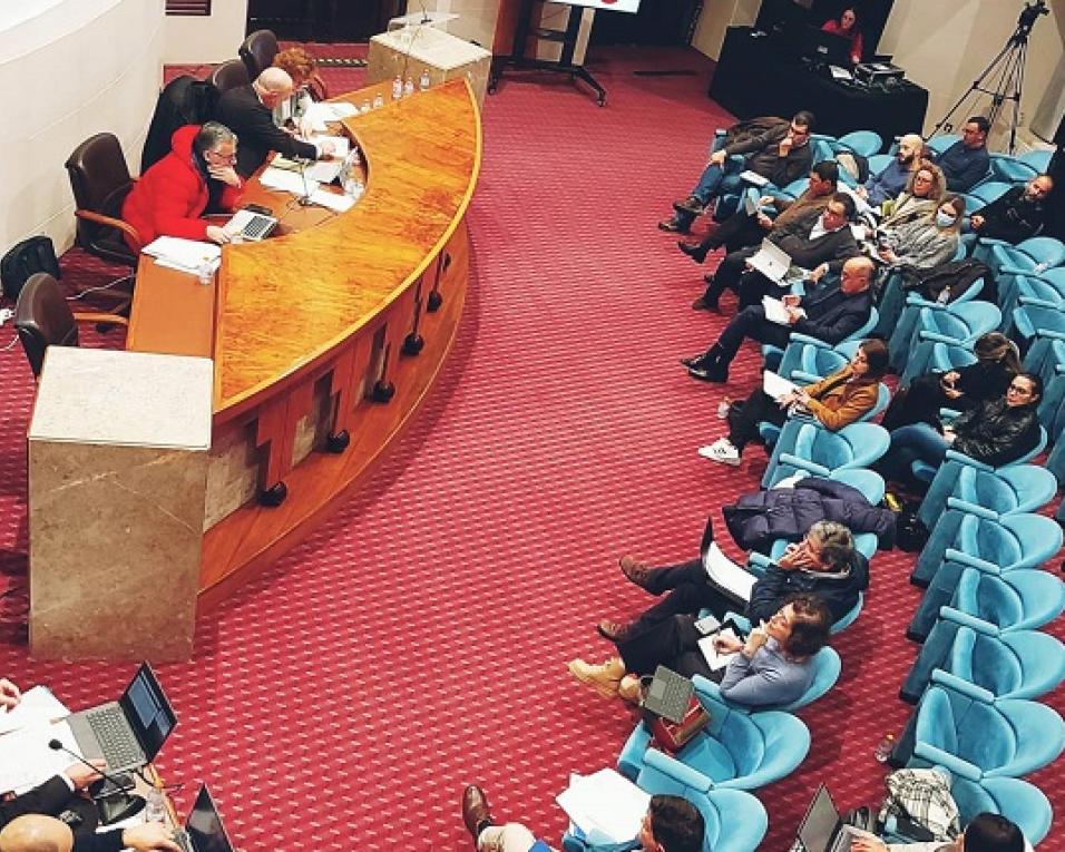 Ílhavo: Assembleia Municipal Jovem questiona executivo sobre políticas locais. Ílhavo: Assembleia Municipal Jovem questiona executivo sobre políticas locais.