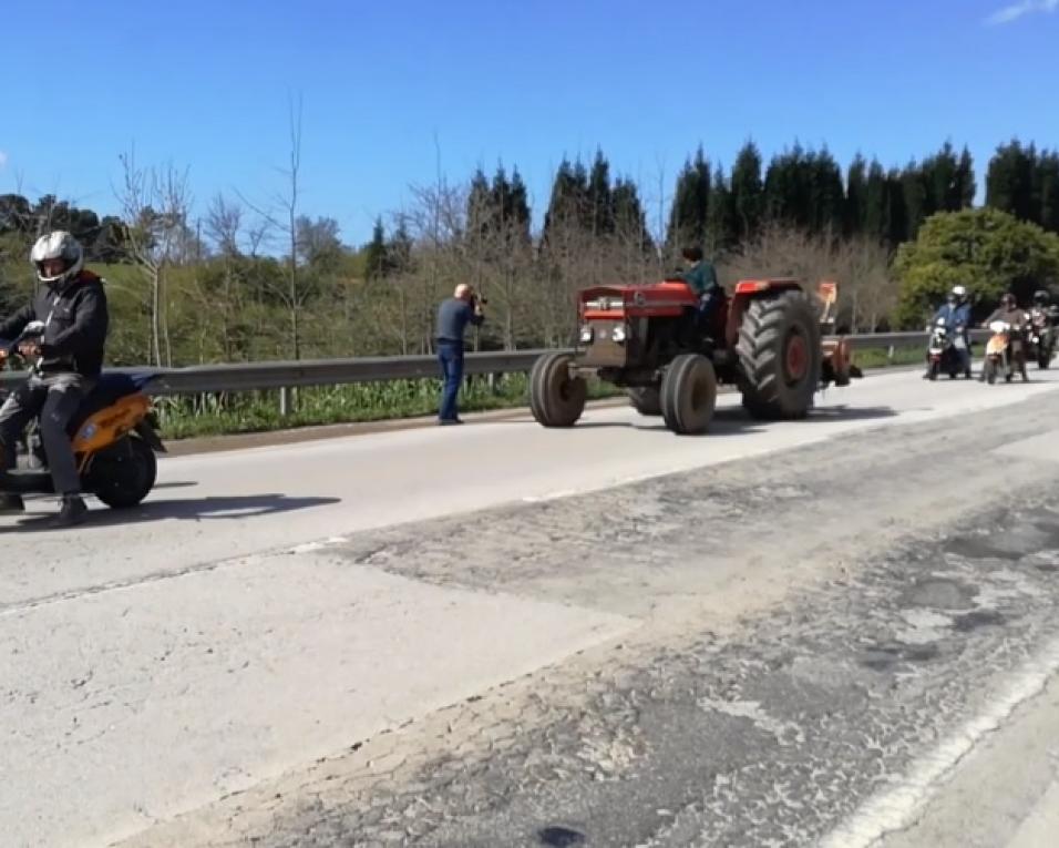 Mamodeiro: Marcha lenta assume oposição a rotunda afastada do cruzamento da Bica. Mamodeiro: Marcha lenta assume oposição a rotunda afastada do cruzamento da Bica.