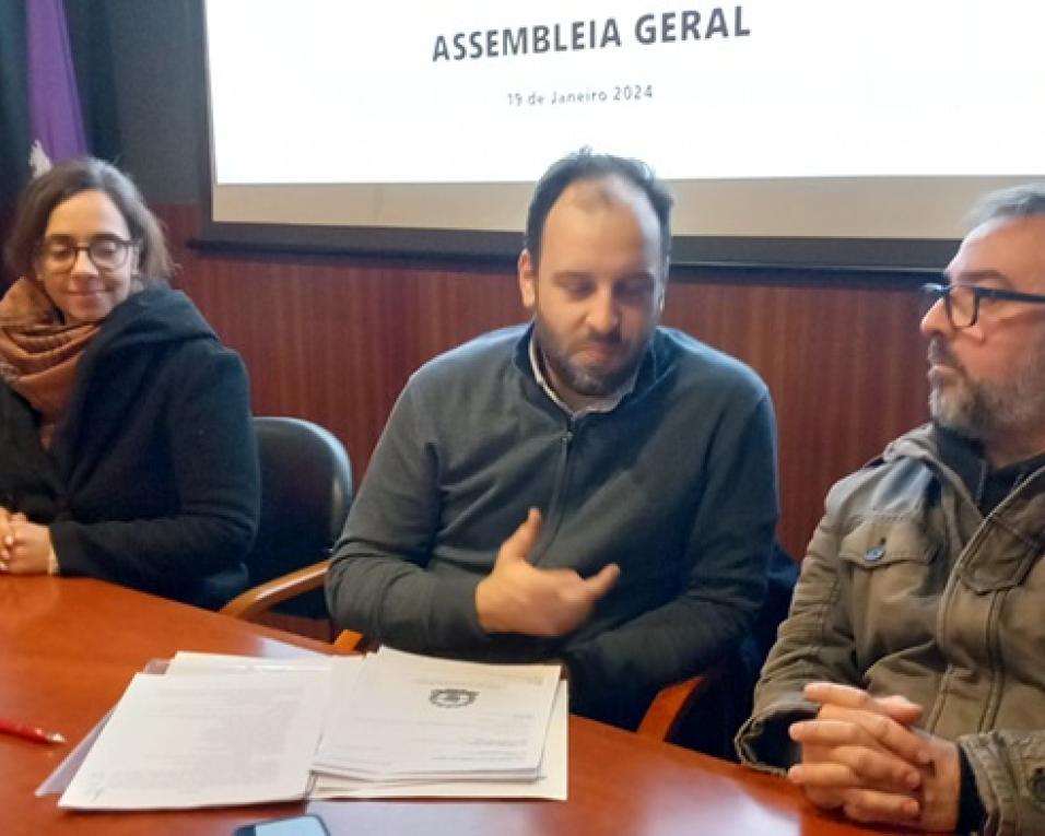 Sócios do Moliceiro Vespa Clube aprovam contas e adesão ao Vespa Clube de Portugal. Sócios do Moliceiro Vespa Clube aprovam contas e adesão ao Vespa Clube de Portugal.