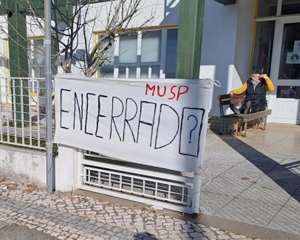 Anadia: População de Sangalhos em vigília pelo centro de saúde. Anadia: População de Sangalhos em vigília pelo centro de saúde.