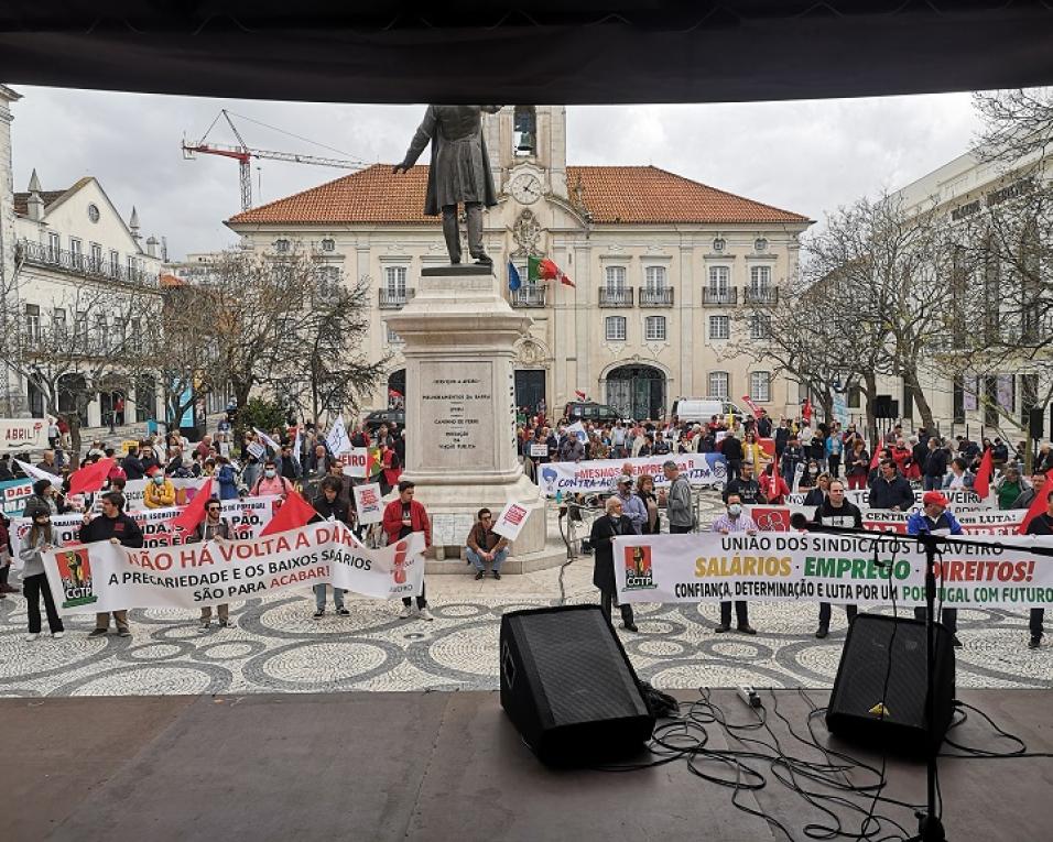 Sindicatos e trabalhadores exigem aumentos salariais para suportar aumento do custo de vida. Sindicatos e trabalhadores exigem aumentos salariais para suportar aumento do custo de vida.