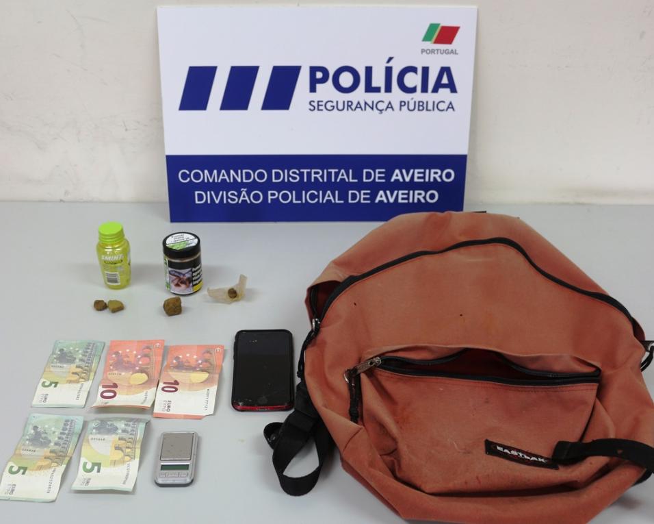 PSP de Aveiro deteve dois jovens por suspeita de tráfico de estupefacientes. PSP de Aveiro deteve dois jovens por suspeita de tráfico de estupefacientes.