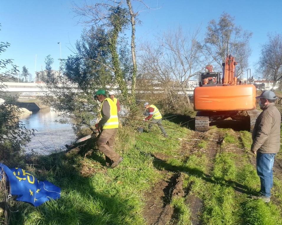 Águeda: Autarquia assegura limpeza e reflorestação das margens dos rios Águeda e Alfusqueiro. Águeda: Autarquia assegura limpeza e reflorestação das margens dos rios Águeda e Alfusqueiro.
