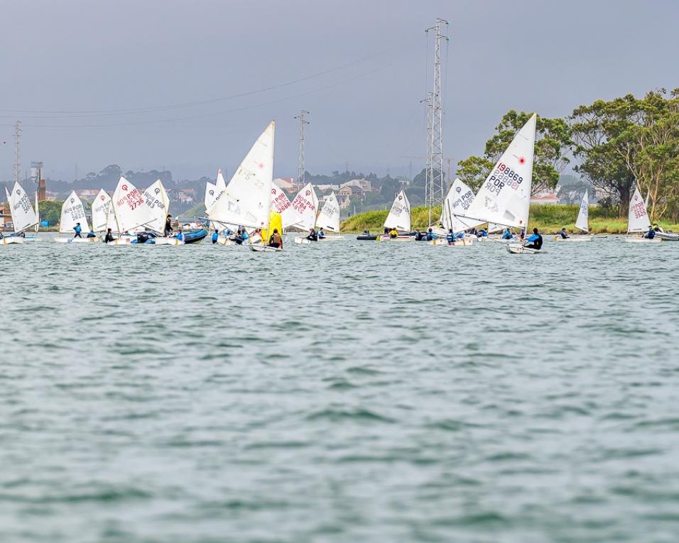 Cerca de uma centena de velejadores participaram na “Regata Cidade de Aveiro”. Cerca de uma centena de velejadores participaram na “Regata Cidade de Aveiro”.