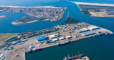 Porto de Aveiro reforça 'cabeços' de amarração em ponte-cais. Porto de Aveiro reforça 'cabeços' de amarração em ponte-cais.
