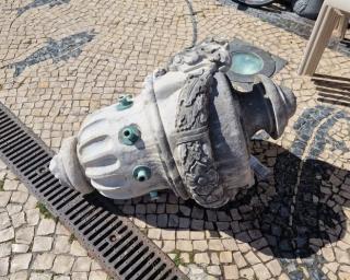Câmara de Aveiro já recolheu peça do Chafariz da Praça do Peixe danificada por jovens no passado fim-de-semana. Câmara de Aveiro já recolheu peça do Chafariz da Praça do Peixe danificada por jovens no passado fim-de-semana.