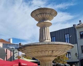 Jovem de 20 anos já foi identificado pela polícia pelos danos causados no Fontanário da Praça do Peixe. Jovem de 20 anos já foi identificado pela polícia pelos danos causados no Fontanário da Praça do Peixe.