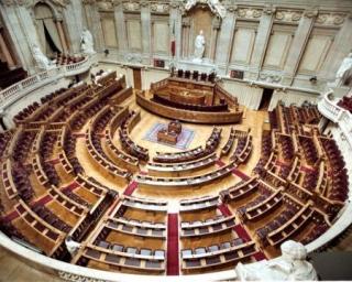 PCP leva ao Parlamento voto de solidariedade com a operária corticeira Cristina Tavares e trabalhadores alvo de repressão, assédio e violação de direitos. PCP leva ao Parlamento voto de solidariedade com a operária corticeira Cristina Tavares e trabalhadores alvo de repressão, assédio e violação de direitos.