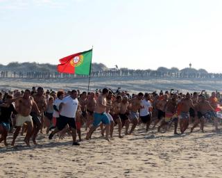 Amigos da Praia da Barra asseguram tradição do primeiro banho do ano. Amigos da Praia da Barra asseguram tradição do primeiro banho do ano.