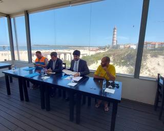 Praias recebem milhares de jovens peregrinos. Proteção civil traçou plano e apela à compreensão dos veraneantes. Praias recebem milhares de jovens peregrinos. Proteção civil traçou plano e apela à compreensão dos veraneantes.