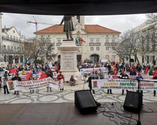 Sindicatos e trabalhadores exigem aumentos salariais para suportar aumento do custo de vida. Sindicatos e trabalhadores exigem aumentos salariais para suportar aumento do custo de vida.