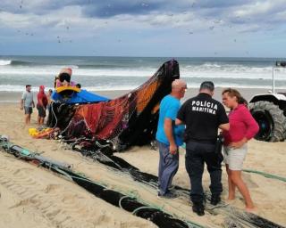 Torreira: Golpe de mar virou embarcação da xávega. Ocupantes conseguiram salvar-se. Torreira: Golpe de mar virou embarcação da xávega. Ocupantes conseguiram salvar-se.